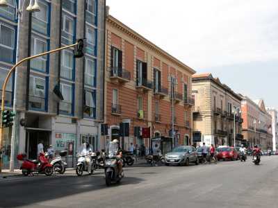 I suoi 750 metri di lunghezza popolati da alcuni degli edifici pi� significativi della citt�, tra cui il Palazzo del Governo, il Comune e il teatro Piccinni, separano il centro storico dal �borgo nuovo� rendendola l�arteria pi� importante della citt�. � corso Vittorio Emanuele II